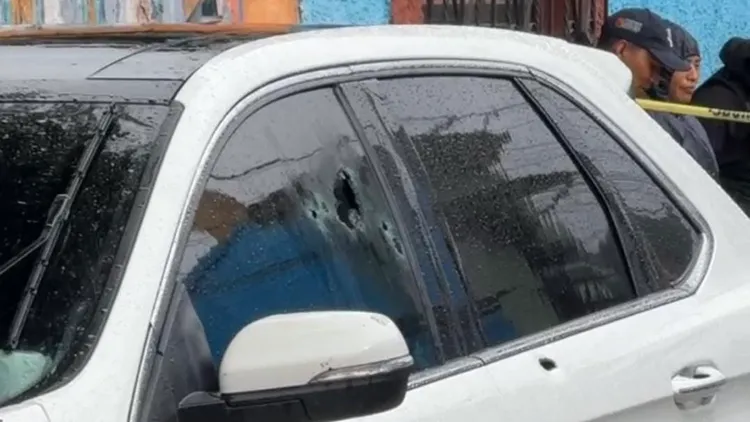 神父培瑞斯昨日在車上時，遭2名機車騎士槍擊，車窗上可見彈孔。翻攝自X@NacionNoti6874