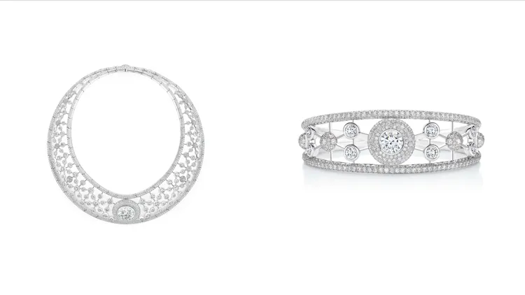De Beers The Alchemist of Light 高級珠寶系列 Atomique 鑽石領片項鍊（左）5085萬元、Atomique 鑽石手鐲（右）735萬元。品牌提供