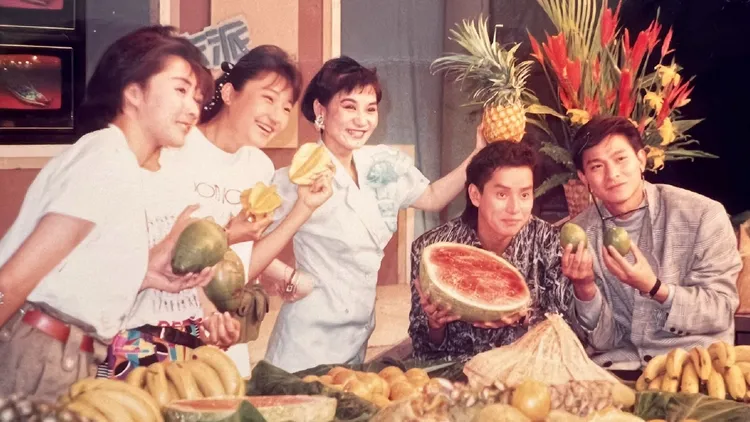 劉德華（右起）和譚詠麟早年來台宣傳，參加張小燕主持的《週末派》錄影，左為少女組合「紅唇族」錢盈潔、張靜懿。 帽筆生花提供