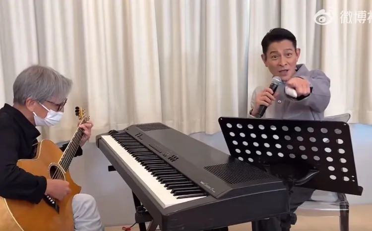 劉德華演唱會發生意外後，左手包紮，但他閉口不談傷勢。翻攝華仔天地