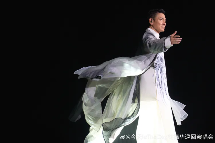 不分男女、不問年齡，都被劉德華天王風範折服。翻攝劉德華演唱會微博