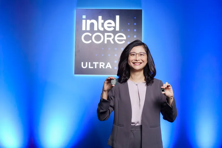 英特爾副總裁暨台灣分公司總經理汪佳慧展示新一代Intel Core Ultra處理器。英特爾提供