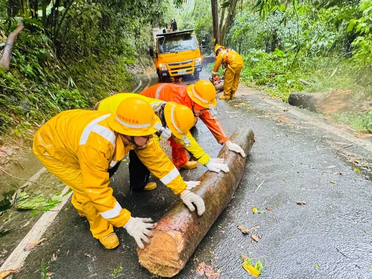 康芮颱風來襲，台電累計出動近萬人次、工程車輛逾五千輛搶修復電。台電提供