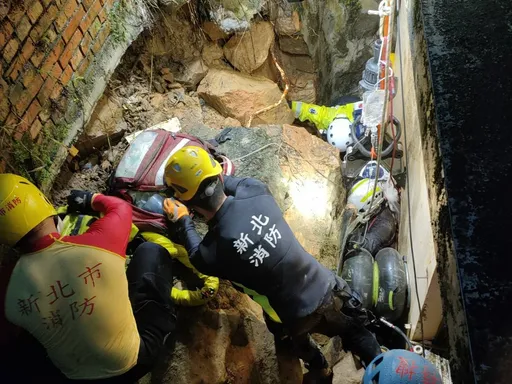 野柳民宅擋土牆崩落!6旬男遭夾困3小時恐截肢 警消拆牆救援畫面曝