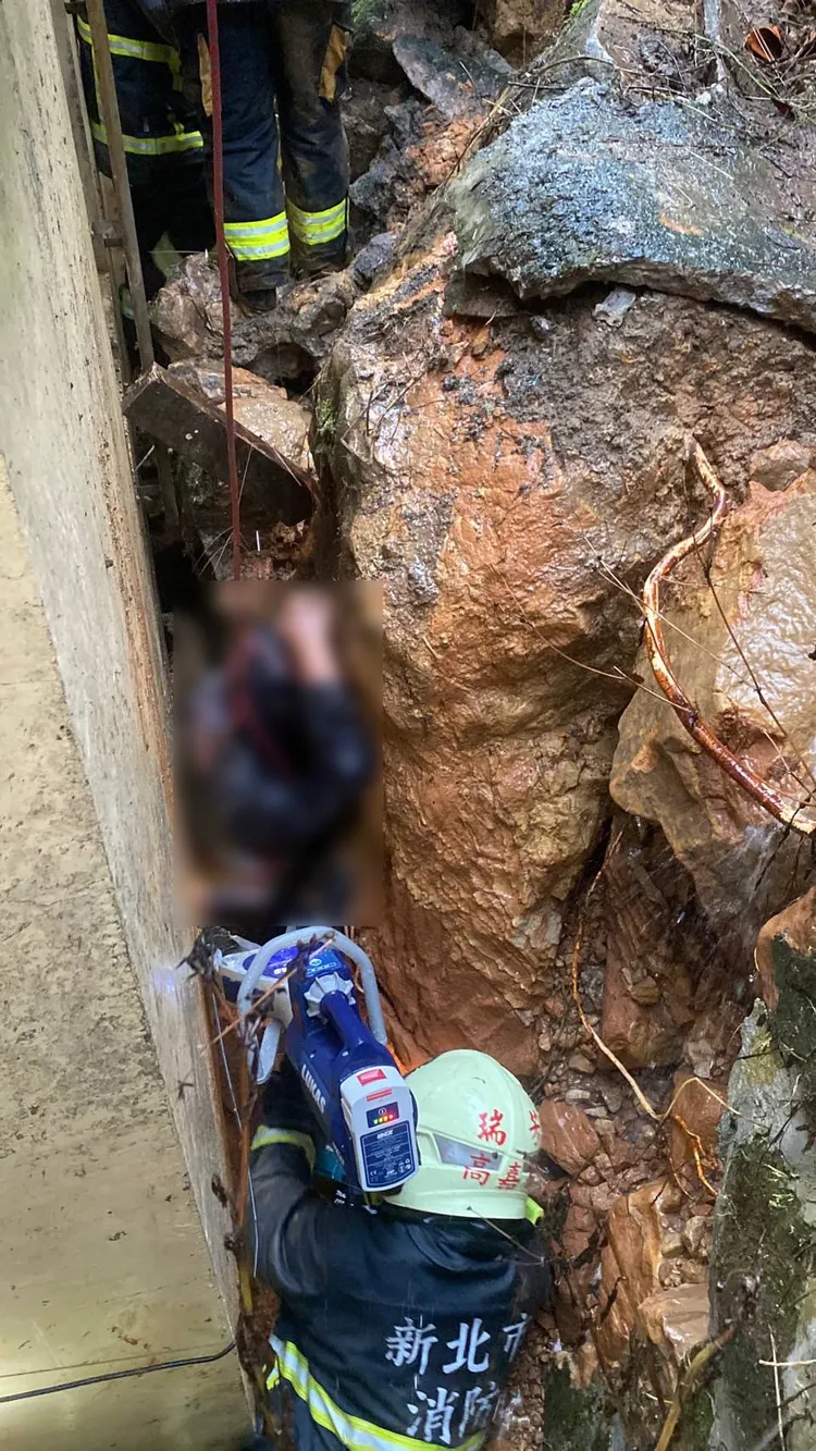 林男受困達3個小時，因此警消決定拆除房屋外牆救援，稍早已將其送往醫院救治。翻攝照片