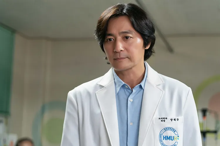 張東健片中飾演小兒科醫生。網銀國際影視提供