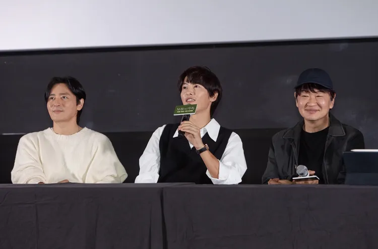 宋仲基（中）力挺張東健（左）主演的《非普通家族》，誇讚導演許秦豪，坦言很久沒出現讓他嫉妒的電影和角色了。翻攝HIVE MEDIA CORP IG