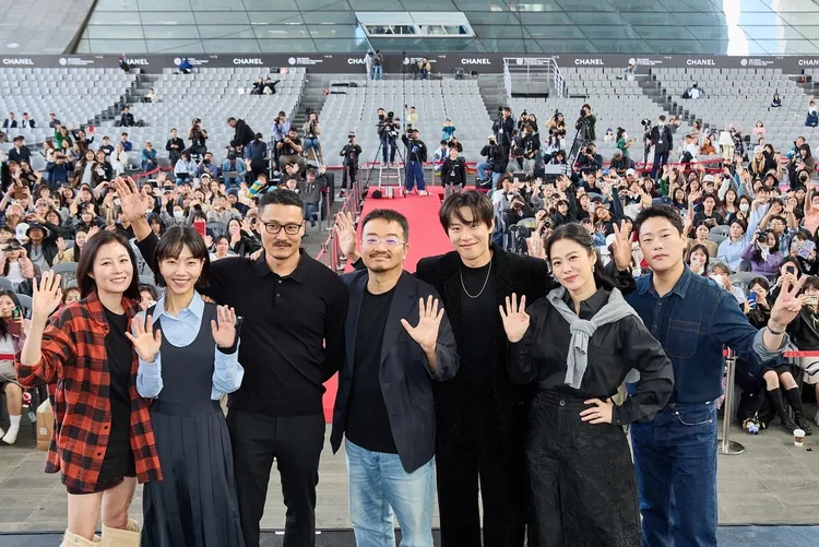 文素利（左起）、金信祿、編劇崔圭石、導演延尚昊、金聖ˋ喆、金賢珠、林成宰日前現身釜山影展戶外座談，與觀眾暢談《地獄公使2》。翻攝Netflixkr IG
