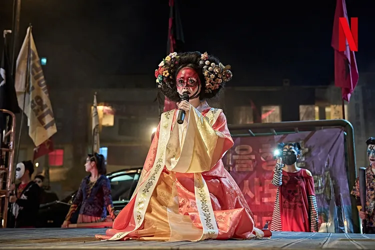 文瑾瑩客串箭鏃首領「陽光班老師」，臉上塗滿顏料，造型令人驚豔。翻攝Netflixkr IG