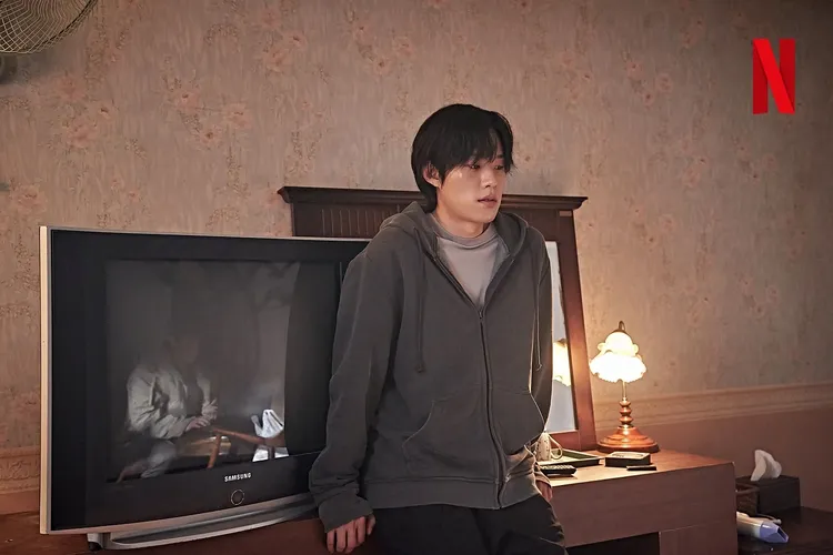 金聖喆接棒劉亞仁飾演新真理會議長「鄭晉守」。翻攝Netflixkr IG