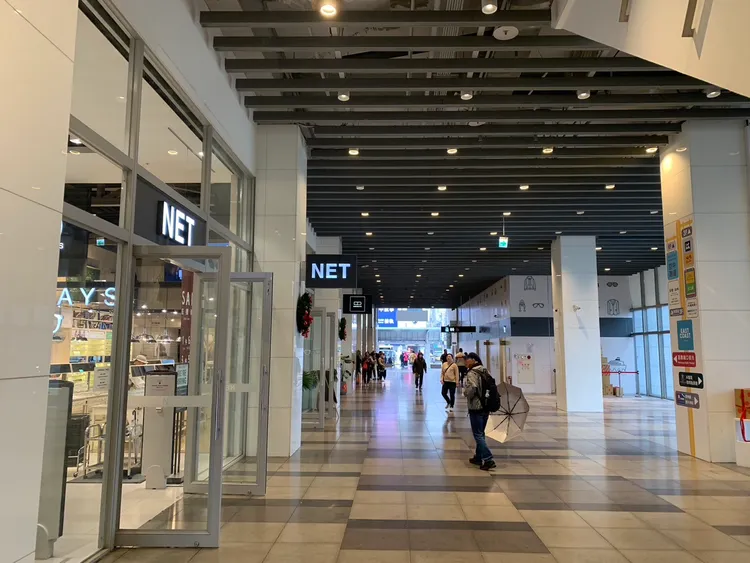 由於基隆市東岸商場產權爭議不斷，因此公民團體在今年3月8日提出罷免謝國樑，最終中選會在8月16日宣布罷免案成立。葉先鵬攝