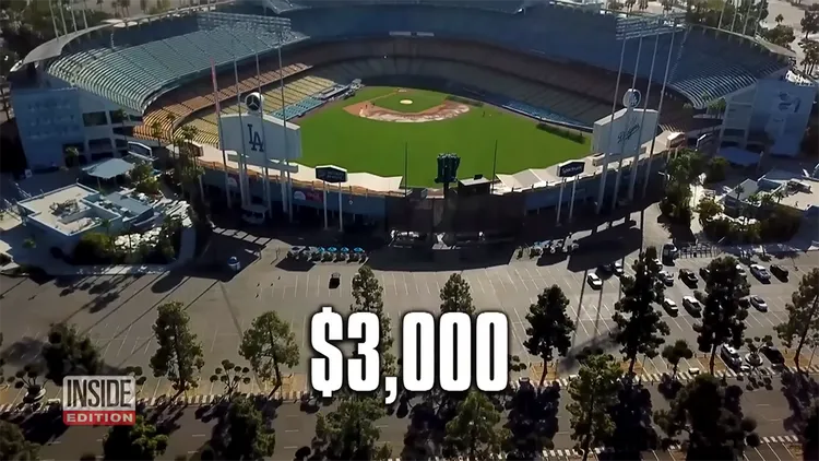 道奇球場停車費就要3000美元，大約是9.6萬元台幣。翻攝自《Inside Edition》