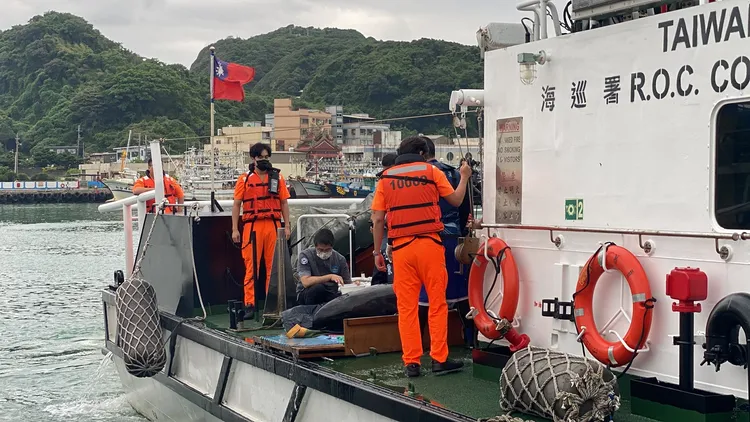 擱淺臺中鷺鷥林沙灘的瓜頭鯨，10日在臺灣東北角海域進行野放。海保署提供