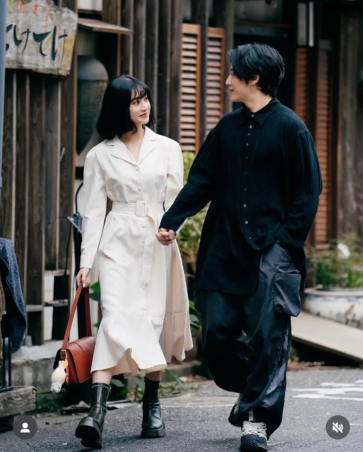 李優（左）曬出與男友熊仔牽手閃照，示愛「相看兩不厭的眷戀」。圖／摘自IG