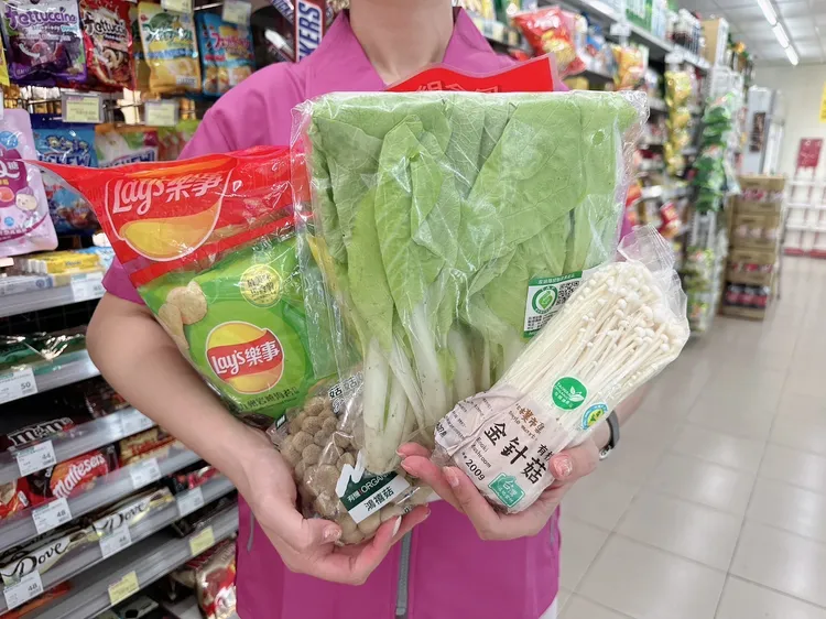 因應這次山陀兒颱風，全台807家門市同步提升2至3成備貨量。美廉社提供