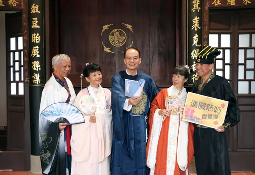 迎重阳!阿公阿嬷化身贵气老爷夫人 五股守让堂Cosplay大玩时空穿越