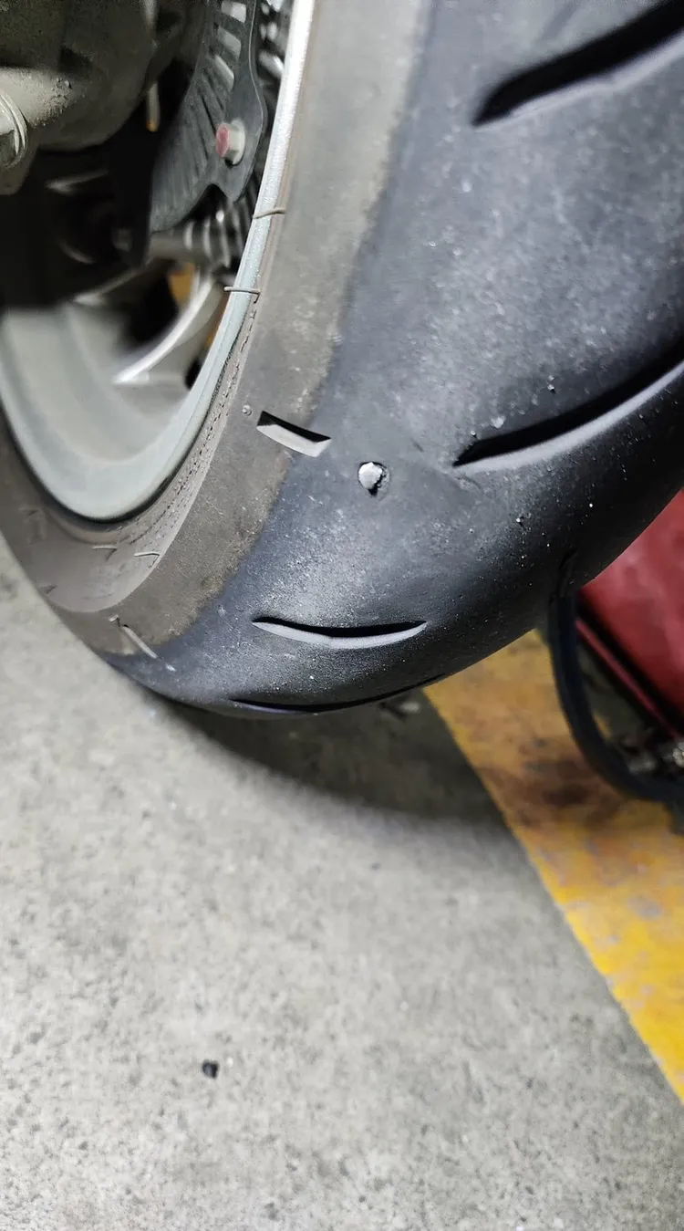 民眾機車遭刺破輪胎。翻攝畫面