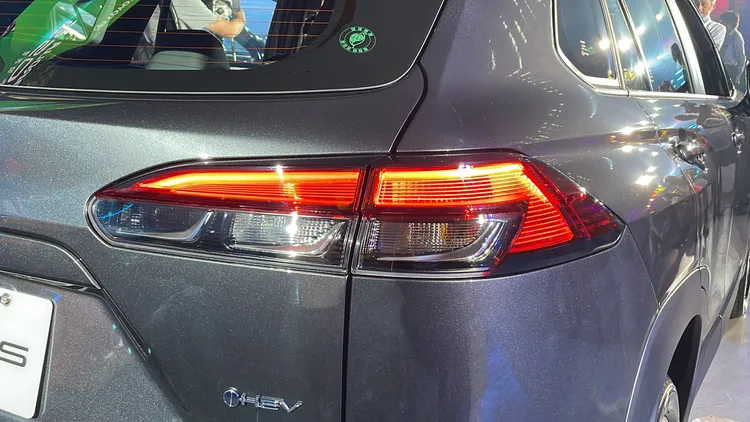 中高階車型換上增加了三道鍍鉻裝飾的尾燈，提升立體感與辨識度。林浩昇攝