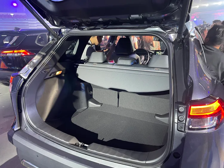 Corolla Cross小改款同樣標榜後車廂享有487公升超大置物空間，並搭配6/4分離椅背傾倒設計，提供使用靈活性。林浩昇攝
