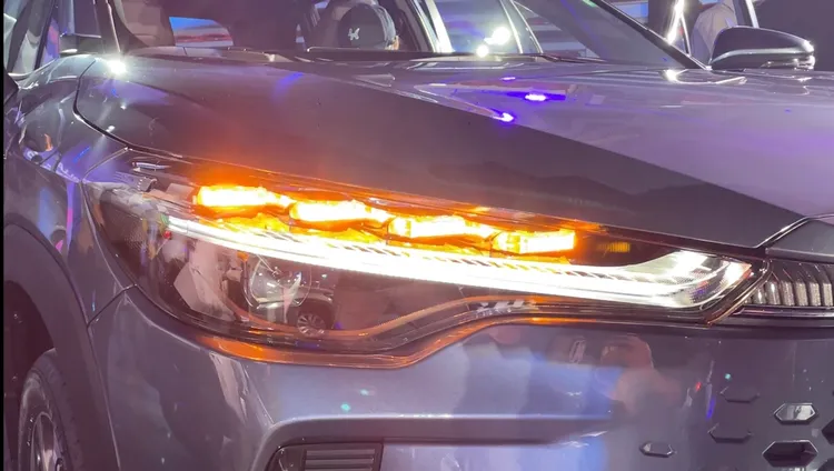 頭燈組升級成序列式方向燈搭配LED Bi-Beam頭燈。林浩昇攝