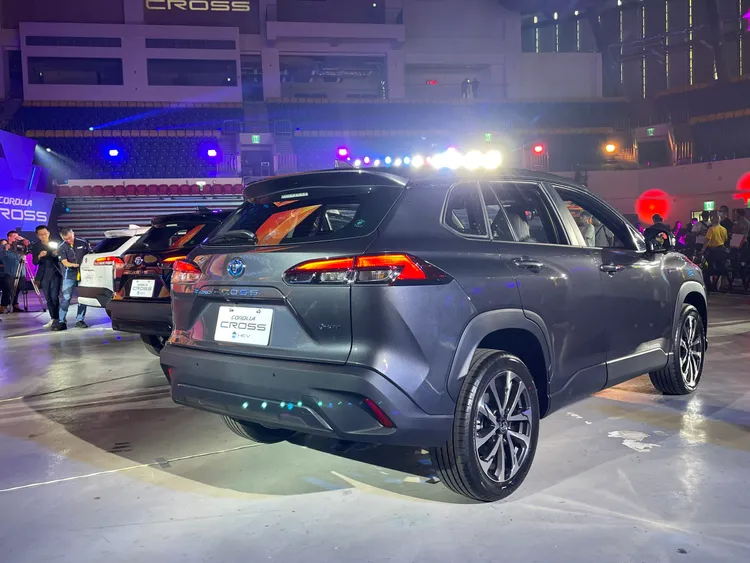 車色選擇上，一般版提供雪貂白、極光銀、雲河灰、檀木黑、炫魅紅、藍曜灰六種外觀車色。林浩昇攝