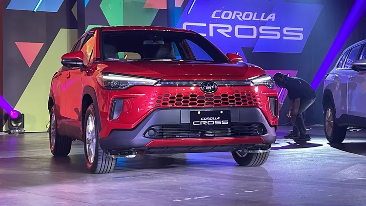 Corolla Cross小改款換上具科技未來感的水箱護罩，採用漸變式的菱格造型，搭配與車身同色的設計及加大的進氣壩。林浩昇攝
