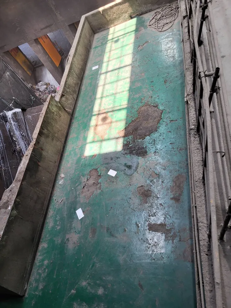 操作員利用操作吊車之機會，竊取銷毀違規菸品私自販售。翻攝畫面