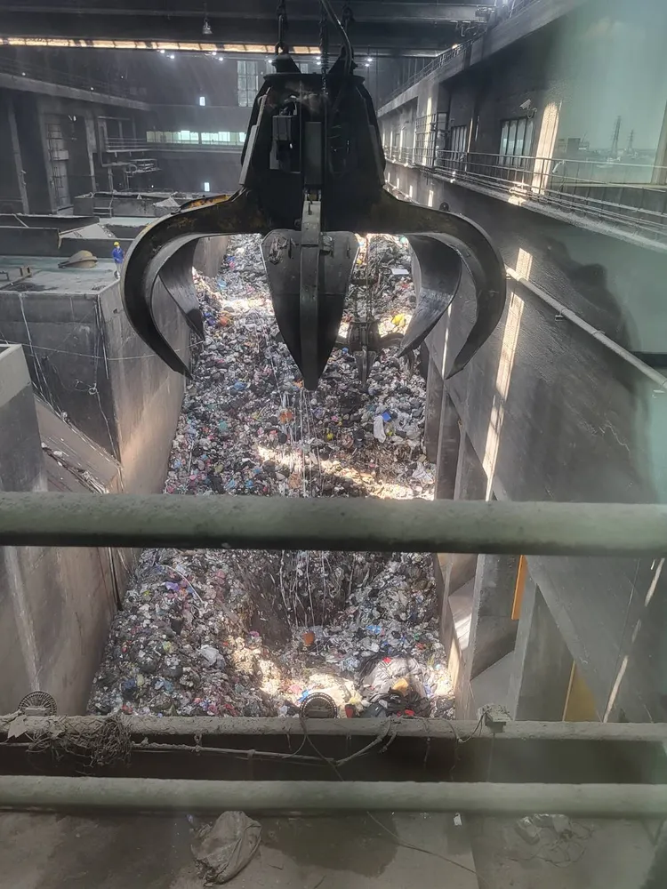 操作員利用操作吊車之機會，竊取銷毀違規菸品私自販售。翻攝畫面