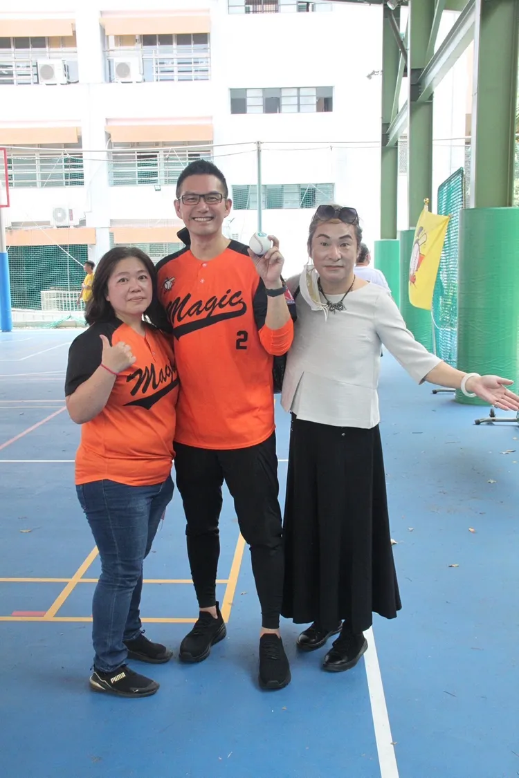 製作人張智皓（右）今年6月才跟何戎（中）一起做公益。友人提供