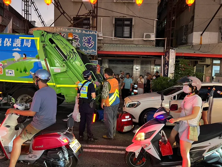 當時有1、20位民眾正在倒垃圾，目擊現場一度嚇傻。民眾提供