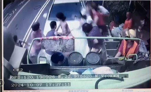 驚恐片｜賓士恍神追撞垃圾車　像打保齡球！7民眾受傷一片哀嚎