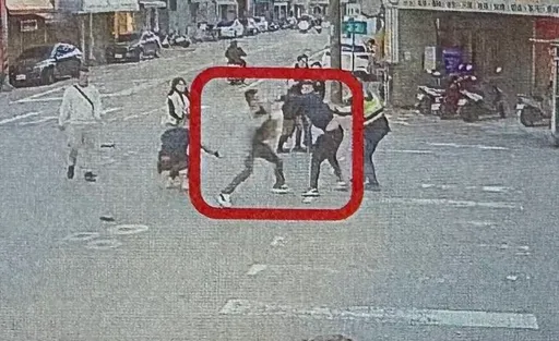 KTV门口爆口角！警员拦阻也没用　男子持刀逞凶酿1死1伤下场曝光