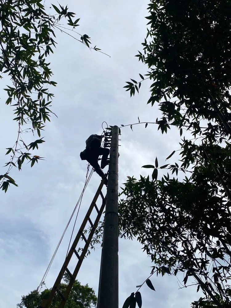 山陀兒緩慢逼近台灣，台電人員搶修復電。台電提供
