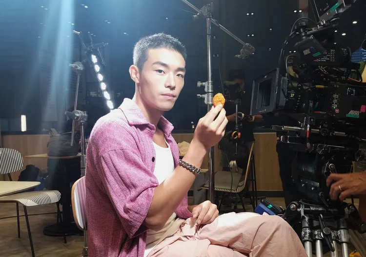 牧森寸頭造型初亮相，拍攝雞塊廣告。周子娛樂提供