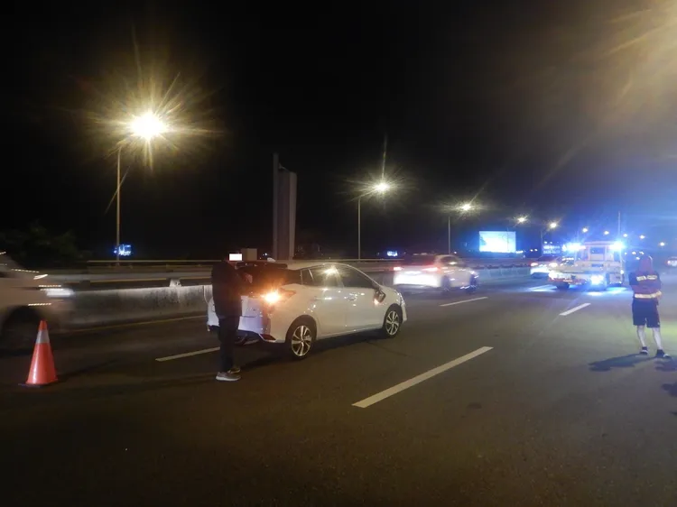 詹姓男子不知何故走上快速道路，慘遭車輛撞死。民眾提供