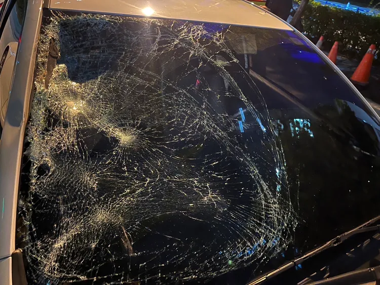 肇事自小客車前擋風玻璃碎裂。民眾提供