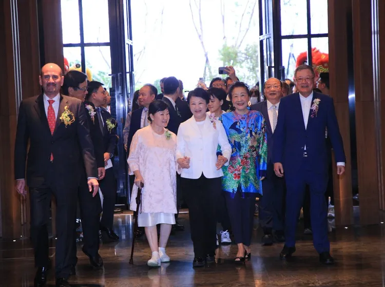 台中市長盧秀燕、前市長胡志強等人，參加「台中勤美洲際酒店」開幕活動。市府提供