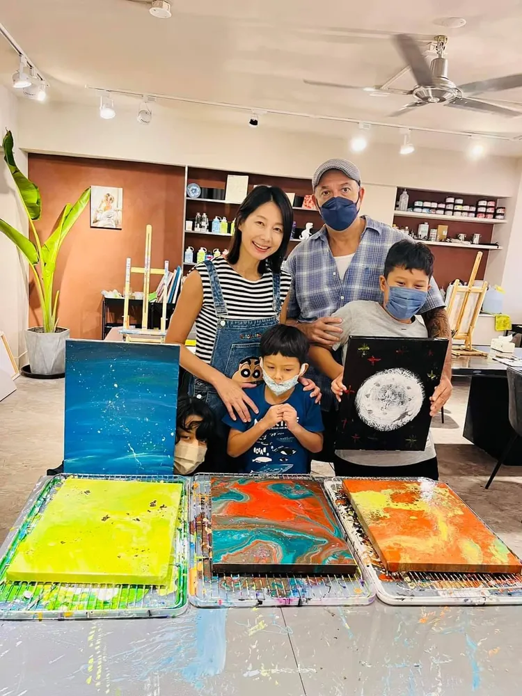 丁寧（後排左起）和美籍丈夫馬修有一套褒愛秘訣。翻攝丁寧臉書