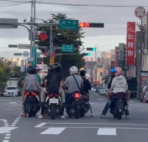 5未掛車牌機車騎上路 網友嘆:我老了嗎?現在騎車上路都不用車牌了