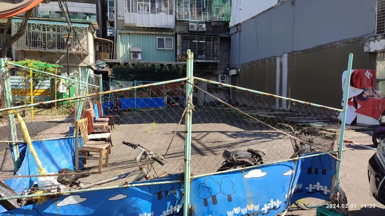 板橋區公館街、金華街交叉口處綠地，在土地活化改善前常有堆置廢棄家具或隨意停放車輛等情形。工務局提供