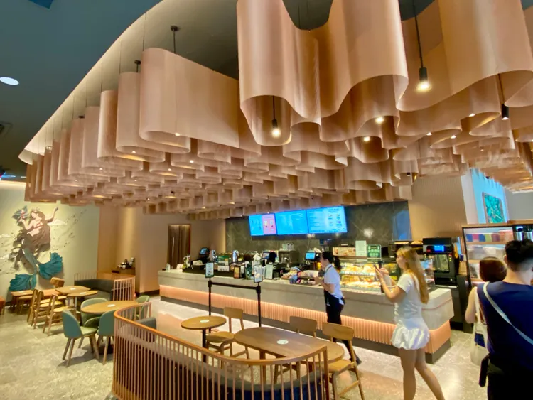 星巴克湖美門市整體用美拉德色系呈現，店內巨型木質裝置營造出空間感。莊偉祺攝