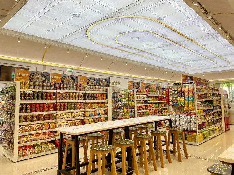 7-11湖美門市天花板以歐式玻璃窗形式呈現延伸至座位區。莊偉祺攝