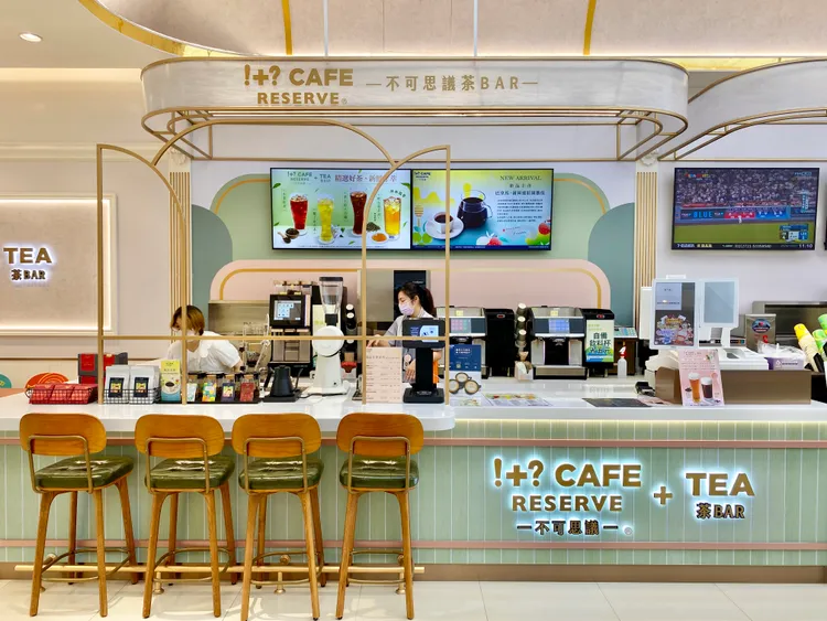 7-11湖美門市的不可思議茶BAR，提供現傳圖片咖啡拉花、限定奶蓋系列等飲品。莊偉祺攝