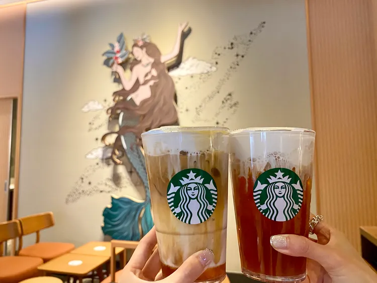 星巴克湖美門市店內可品嚐到秋日限定「奶香蜂蜜甜梨風味紅茶」（右）和「奶香蜂蜜甜梨風味那堤」（左）等飲品。莊偉祺攝