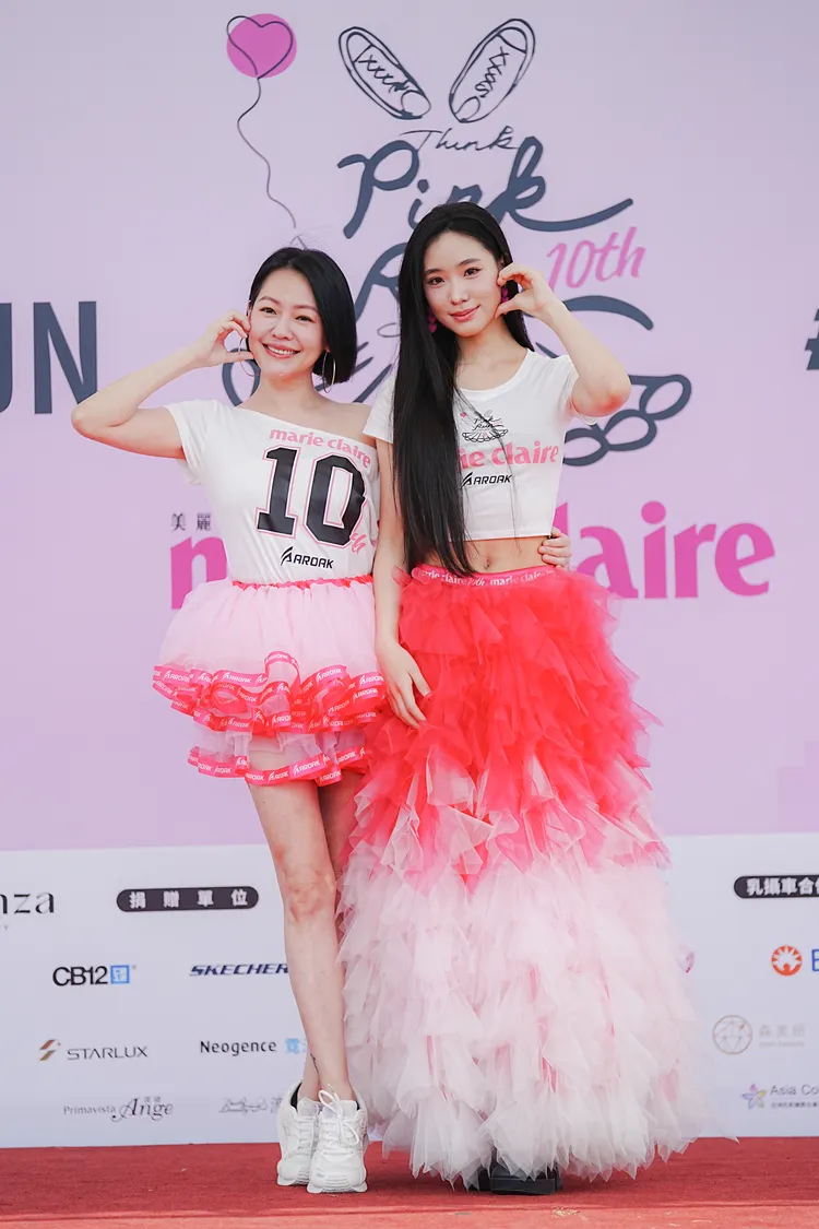 小S（左）、Lily（右）換上夢幻的粉色澎裙。《美麗佳人》國際中文版提供