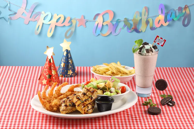 「最美壽星組合餐」即日起全台限量販售，TGI FRIDAYS研發夢幻奶昔系飲品「薄荷星空」，薄荷巧克力控絕對要把握。業者提供