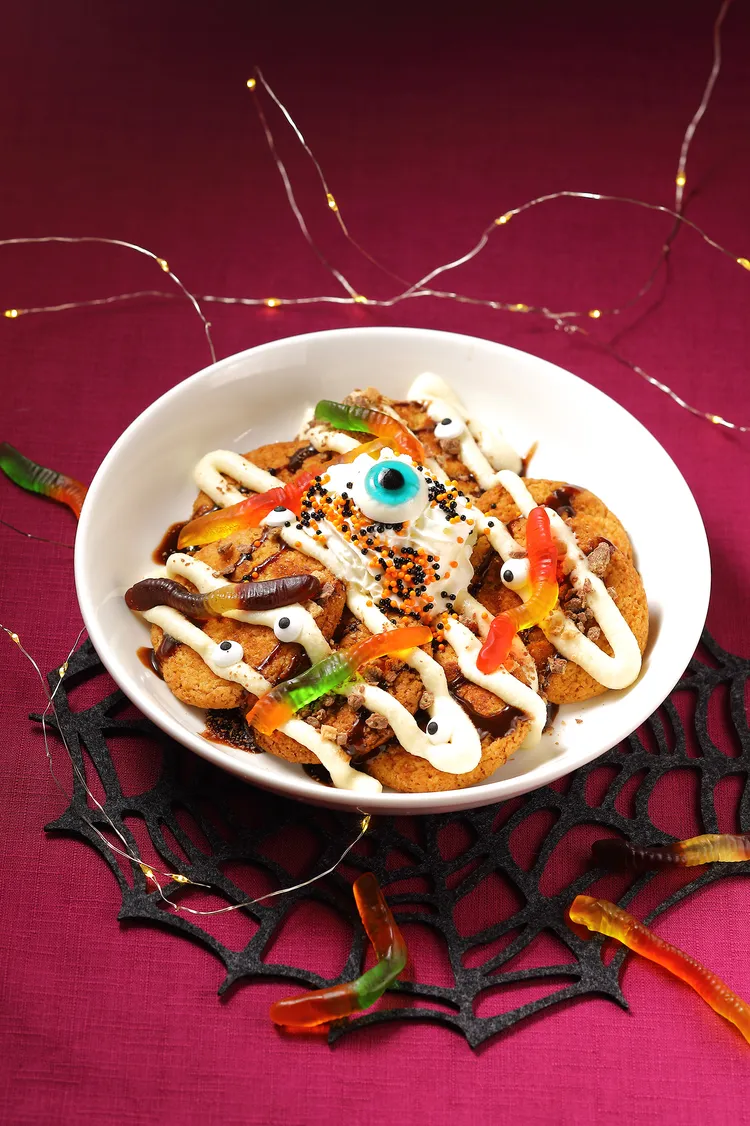 TGI FRIDAYS萬聖節限定餐點快閃亮相，「幽靈餅乾狂歡」造型搞怪卻有迷人滋味。業者提供