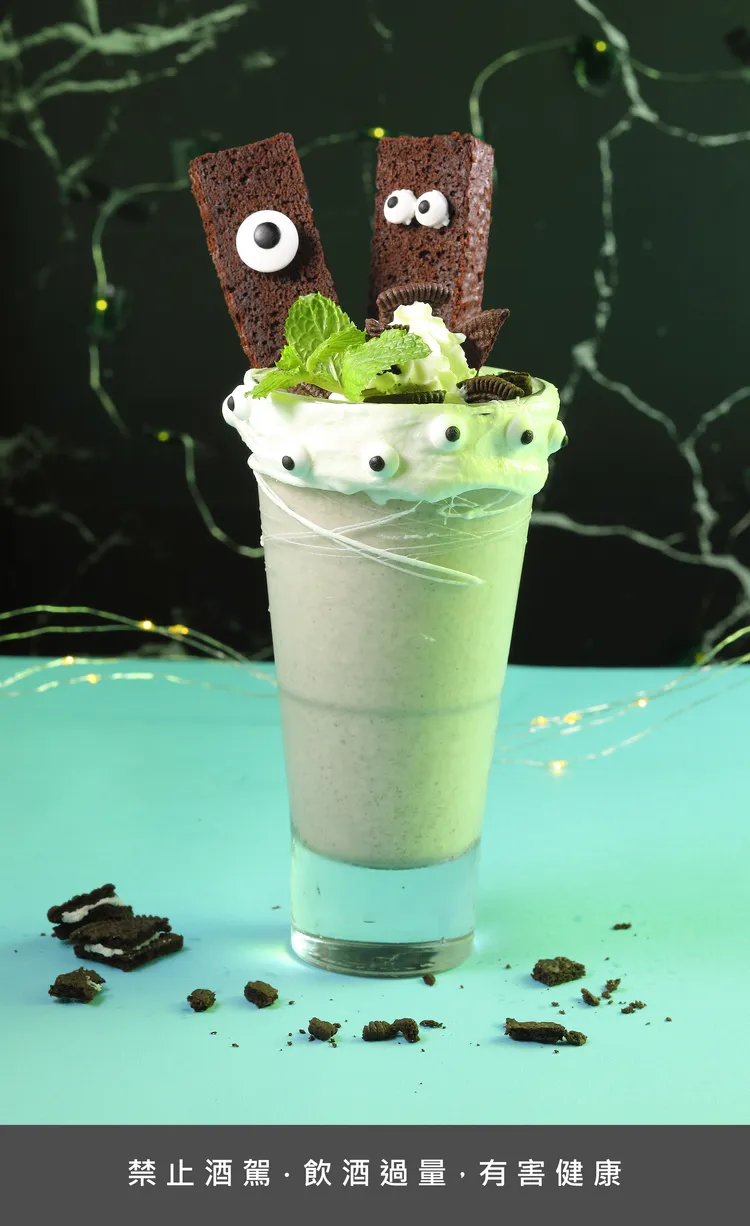 「薄荷魔藥」奶昔系調酒超魔幻，兩隻布朗尼小怪物一同上桌。業者提供
