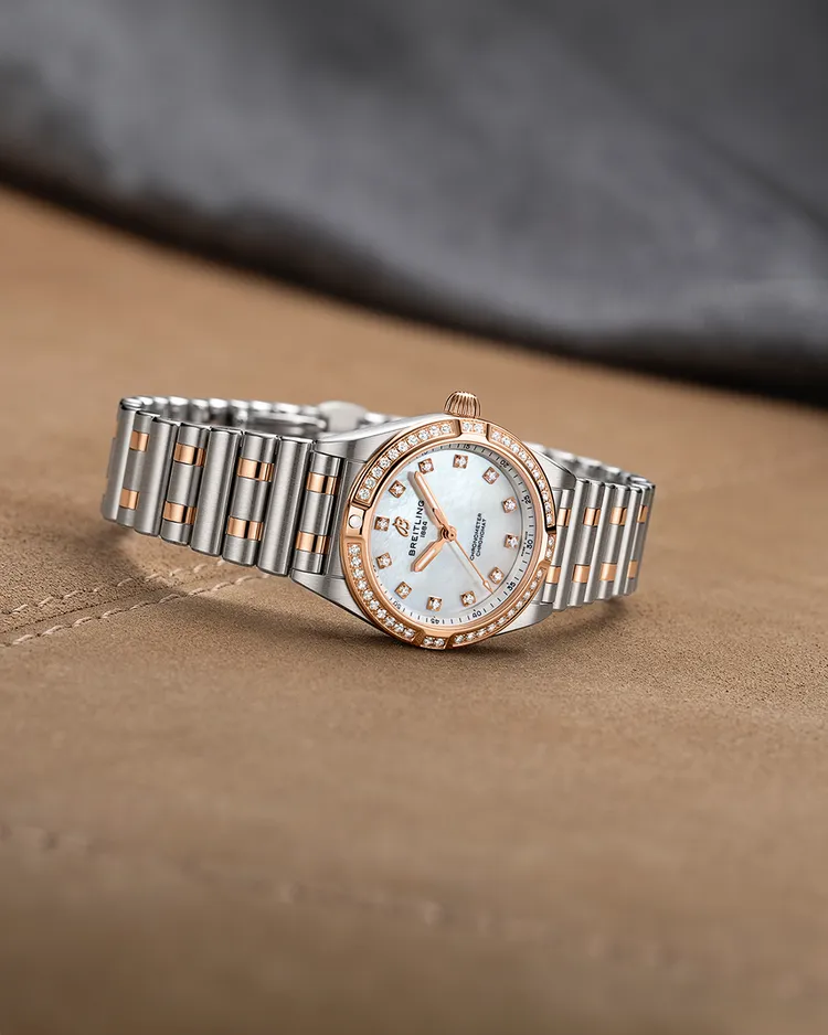 百年靈Chronomat 28腕錶，28mm，精鋼和18K紅金錶殼，白色珍珠母貝錶面，精鋼和18K紅金Rouleaux錶鍊，熱平衡SuperQuartz超級石英機芯，防水深度100米，29萬5000元。品牌提供