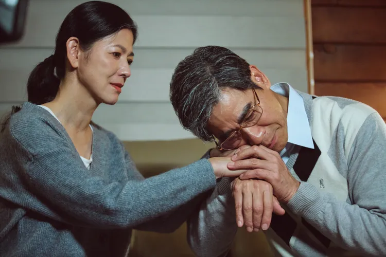 翁家明（右）說服妻子陳明真（左）讓他留在山上行醫，太太只能含淚答應。大愛電視提供